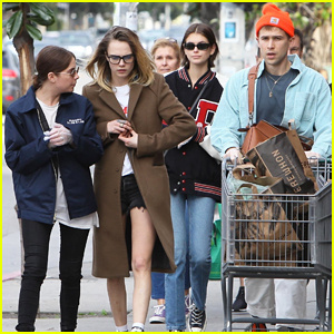 Ashley Benson, Cara Delevingne & Kaia Gerber Menimbun Bahan Makanan Bersama untuk Karantina!