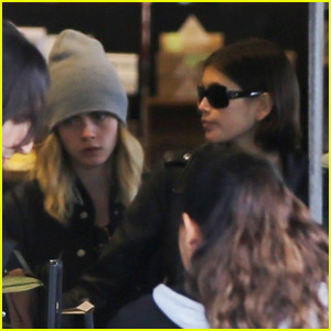 Kaia Gerber & Cara Delevingne halen boodschappen op in WeHo voor hun quarantainegroep | Ashley Benson, Cara Delevingne, Kaia Gerber