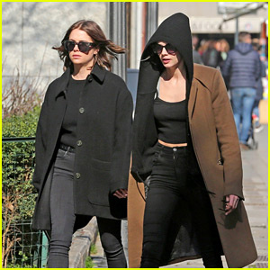 Cara Delevingne og Ashley Benson holder hender mens de utforsker Milano under moteuken