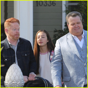 Aquestes fotos del conjunt de la 'família moderna' revelen un gran spoiler! | Aubrey Anderson-Emmons, Eric Stonestreet, Jesse Tyler Ferguson, Modern Family