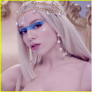 Ava Max Domnește în videoclipul „Kings & Queens” – Urmărește! | Ava Max, Muzică, Video