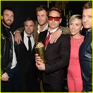 Chris Evans yhdistää kuusi alkuperäistä'Avengers' for an Amazing All-In Challenge Prize!