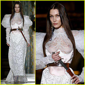 Bella Hadid poartă o rochie pură cu pumnal la show-ul de la Paris la Paris | Bella Hadid, Fashion, Sheer