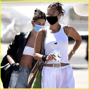 Hailey Bieber i Bella Hadid porten màscares mentre surten de Sardenya després d'una sessió de fotos de 3 dies