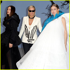 Bella și Gigi Hadid au mers pe pista cu mama lor la spectacolul Off-White din Paris!