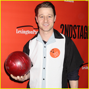 Ben McKenzie šiel na bowling pre charitu a dokonca mal na sebe roztomilú uniformu! | Hrajú: Benjamin McKenzie, Brandon Uranowitz, Derrick Baskin, Jessica Frances Dukes, Kayli Carter, Tony Goldwyn