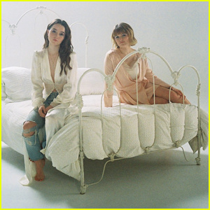 Kaitlyn & Mady Dever lancent le premier single officiel de leur groupe Beulahbelle, 'Raleigh' ! (Vidéo) | Beulahbelle, première écoute, Kaitlyn Dever, Mady Dever, musique, clip vidéo
