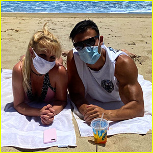 Britney Spears en vriend Sam Asghari dragen gezichtsmaskers voor een stranddag! | Bikini, Britney Spears, Sam Asghari, shirtloos