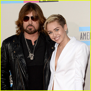 Miley Cyrus onthult dat vader Billy Ray net een iPhone heeft gekregen voor FaceTime, maar hij weet niet hoe! | Billy Ray Cyrus, Coronavirus, Miley Cyrus