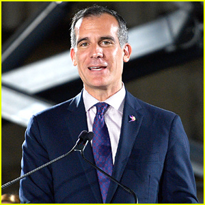 Gradonačelnik LA Eric Garcetti najavljuje da će grad premjestiti milijune iz sredstava LAPD-a za potporu crnačkim zajednicama | Životi crnaca su važni, Eric Garcetti