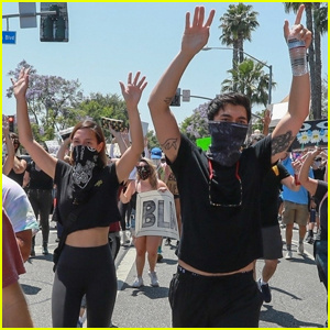 Henry Golding e esposa Liv Lo caminham com as mãos para cima durante o protesto Black Lives Matter | Vidas Negras Importam, Henry Golding, Liv Lo