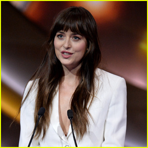 Dakota Johnson พูดสนับสนุน Black Lives Matter ท่ามกลางการประท้วง: 'ตื่นขึ้นและตื่นอยู่เสมอ' | Black Lives Matter ดาโกต้า จอห์นสัน