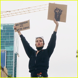 Madison Beer feltartja a táblákat, miközben részt vett George Floyd tüntetésein | A Black Lives Matter, Madison Beer