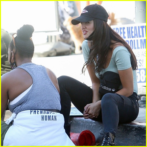 Eiza Gonzalez が Black Lives Matter March で仲間の抗議者とチャット | Black Lives Matter、エイザ・ゴンザレス