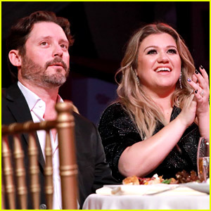 Kelly Clarkson's Friends Are 'Shocked' By the Divorce News
