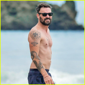 Brian Austin Green prezentuje swoją sylwetkę bez koszuli na plaży w Malibu | Brian Austin Green, Bez koszuli