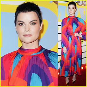 Jaimie Alexander debutuje vo svojom novom krátkom účese'Impractical Jokers: The Movie' Premiere!