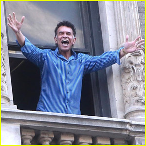 ตำนานบรอดเวย์ Brian Stokes Mitchell ยังคงร้องเพลงบนระเบียง NYC ของเขาทุกคืน! | Brian Stokes Mitchell จากบรอดเวย์