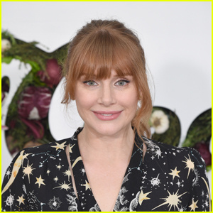 Ο Bryce Dallas Howard βάφει τα μαλλιά της φούξια για Πρωταπριλιά's Day