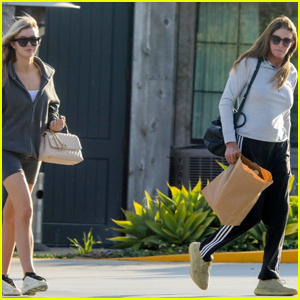  Caitlyn Jenner a Sophia Hutchins si počas pandémie v Malibu doprajú večeru