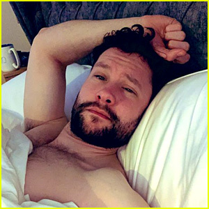 Calum Scott si užíva lenivý deň v posteli na selfie bez košele