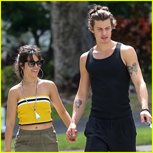 Shawn Mendes și Camila Cabello își iau câinele Thunder la plimbare în Florida | Camila Cabello, Celebrity Pets, Shawn Mendes