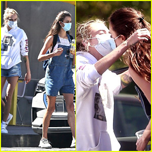 Cara Delevingne এবং Margaret Qualley মধ্যাহ্নভোজনের পরে একটি মুখোশযুক্ত চুম্বন ভাগ করুন৷