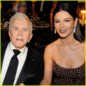 Catherine Zeta-Jones ricorda il defunto suocero Kirk Douglas