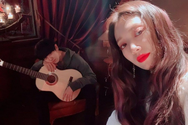 Park Shin Hye deler ros for 'Memories Of The Alhambra' Co-Star EXOs Chanyeol