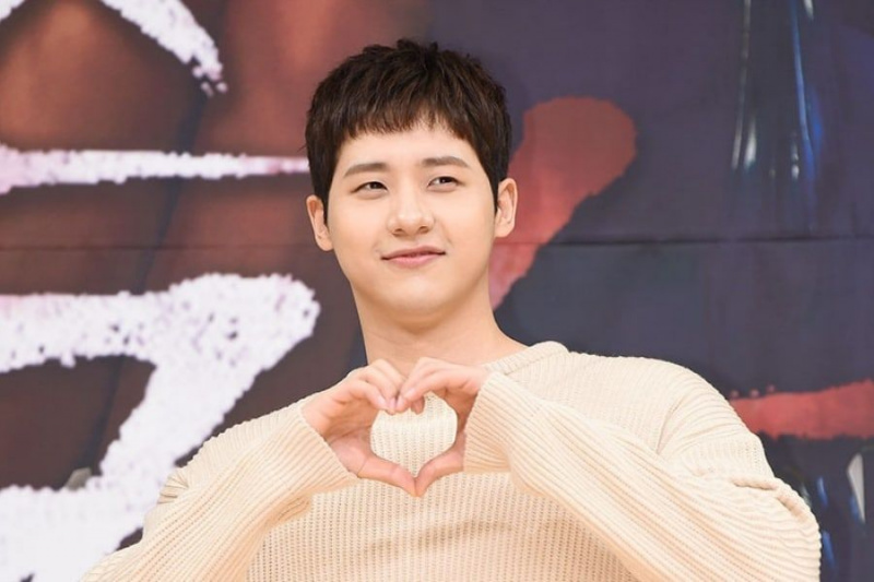 B1A4 এর CNU নতুন সামরিক ফটোতে উজ্জ্বলভাবে হাসে