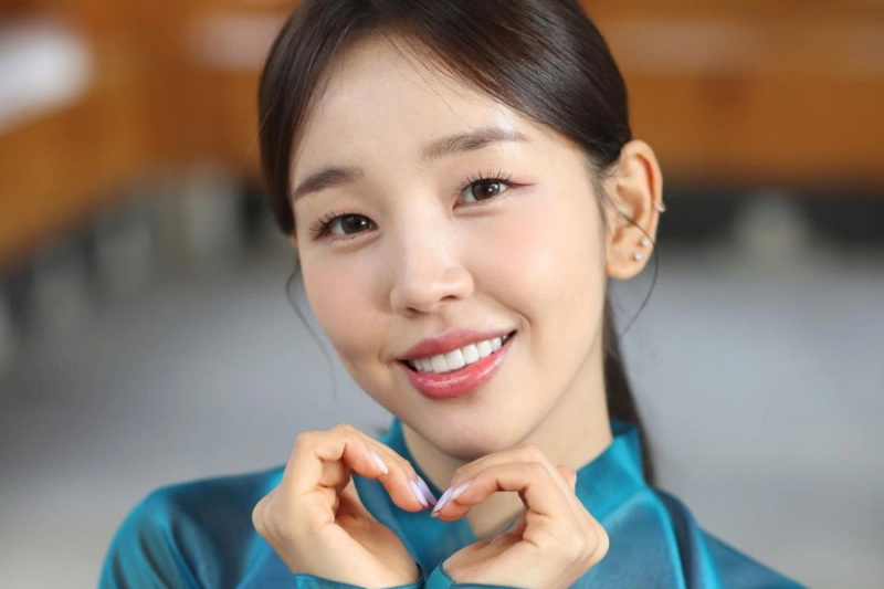 Baek A Yeon kézzel írt levelet oszt meg, amelyben személyesen jelenti be a közelgő házasságot