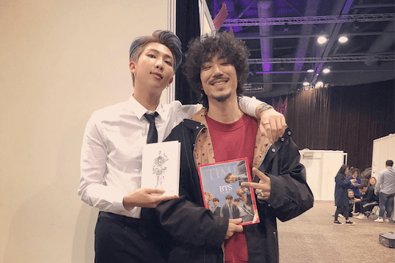 Tiger JK, BTS’den RM ile Yeni Fotoğrafta Yeniden Bir Araya Geldiğinde Gülümsüyor