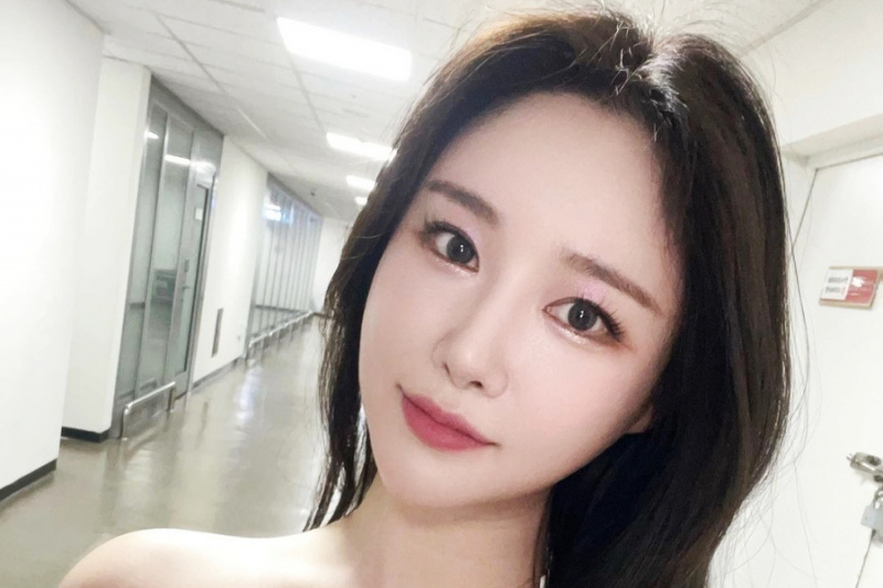 Minyoung do Brave Girls garante aos fãs que ela não está desistindo de cantar depois de abrir seu próprio café