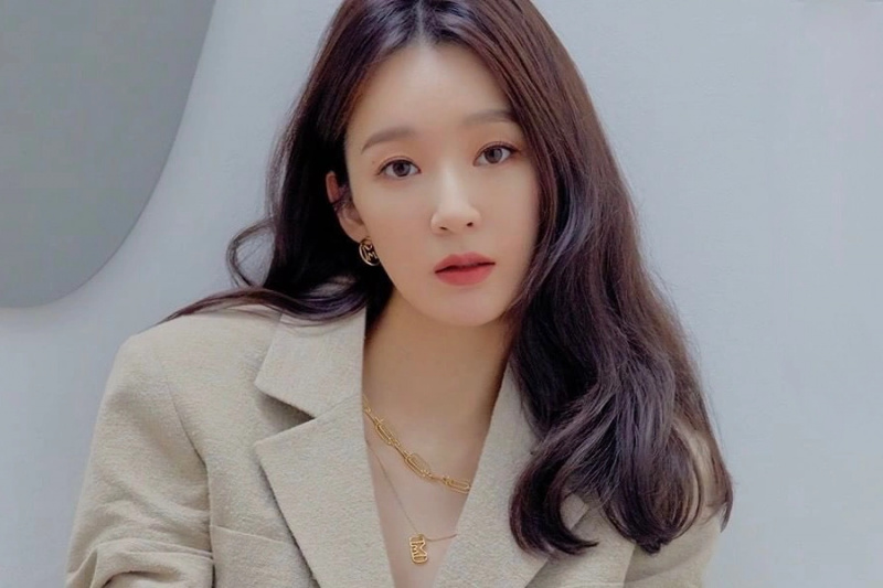 La agencia de Kang Min Kyung emite una declaración que niega la participación del artista en el negocio del padre y las acusaciones de fraude