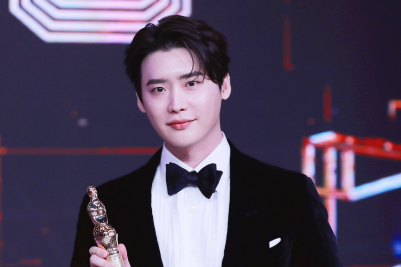 Agencja Lee Jong Suka odpowiada na plotki o randkach wywołane jego przemówieniem z okazji wręczenia nagród MBC Drama Awards 2022