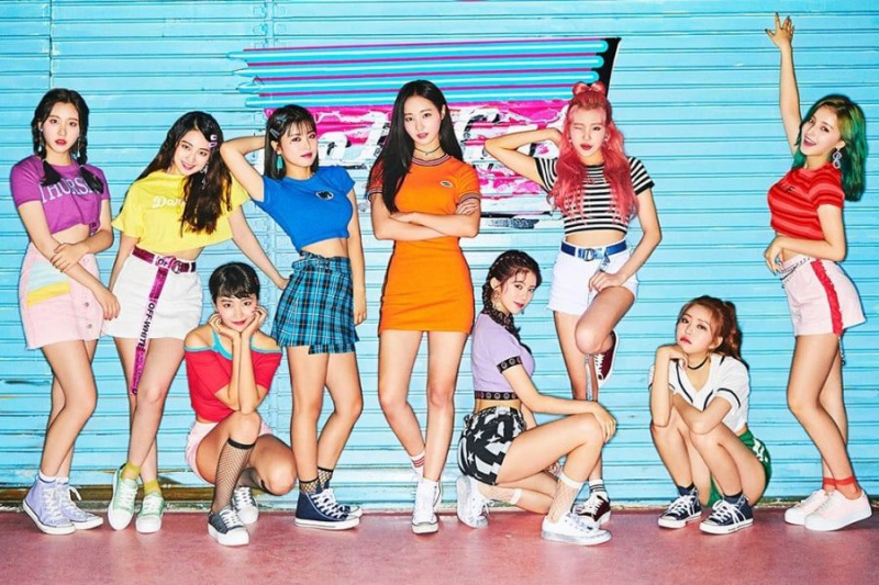 تكشف MOMOLAND عن عصا الإضاءة الرسمية
