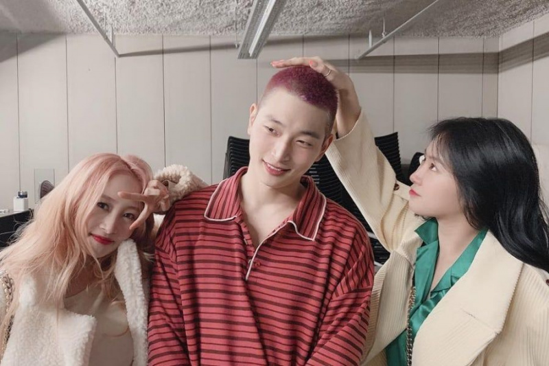 Soyou un Nicole atvadās no pulksten 2:00's Jeong Jinwoon Ahead Of Military Enlistment; Kopīgojiet viņa jaunā Buzz Cut fotoattēlus