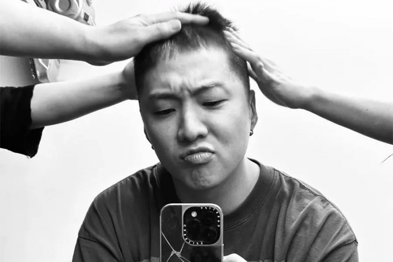 يُظهر Kang Seung Yoon عضو WINNER قطعًا طنانًا أثناء انضمامه إلى الجيش اليوم