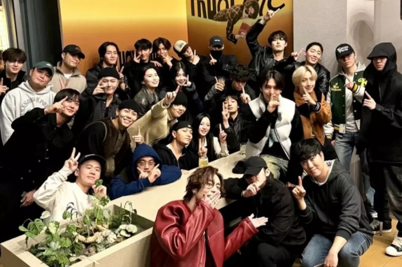 Το τραγούδι Kang και τα μέλη των GOT7, NCT, SEVENTEEN, ATEEZ, iKON και άλλων Δείξτε υποστήριξη για τον Yugyeom στο Listening Party του