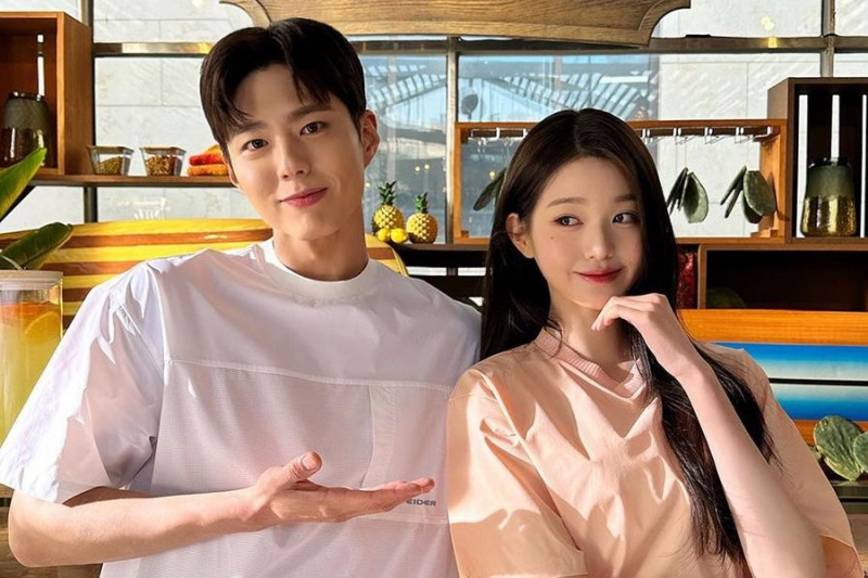 Park Bo Gum și Jang Won Young de la IVE pozează împreună pe platoul de reclamă
