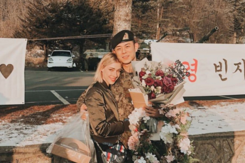 Beenzino congedato dall'esercito e accolto in lacrime dalla fidanzata Stefanie Michova