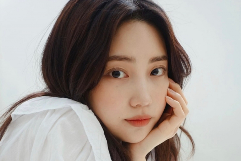 Jueun do DIA assina com a agência de Seo In Guk e Raina