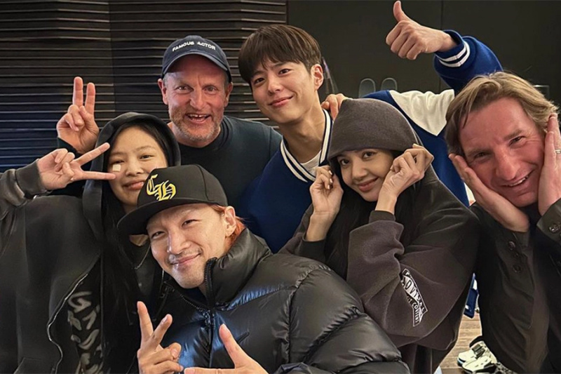 Woody Harrelson se může pochlubit neočekávaným přátelstvím s Jennie a Lisou z BLACKPINK, Taeyangem z BIGBANG a Park Bo Gumem