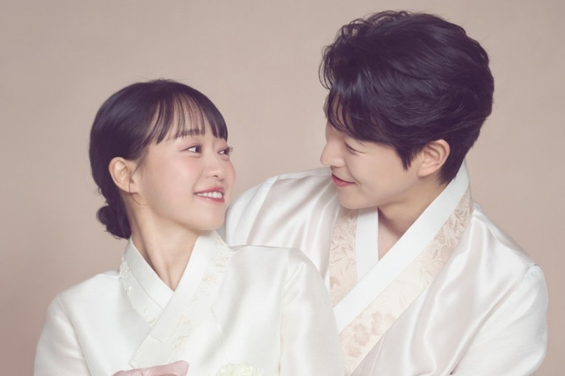 Bae Doo Hoon Forestella dan Aktris Musikal Kang Yeon Jung Berbagi Foto Pernikahan yang Indah