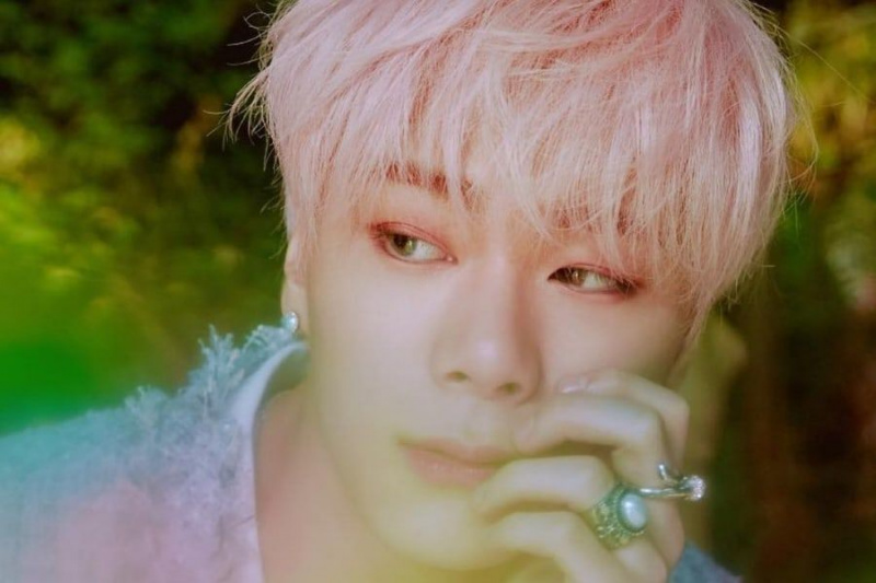 Inihayag ng Moonbin ng ASTRO ang Isang Malungkot na Lihim sa Likod ng Kanyang Makukulay na Hairstyle