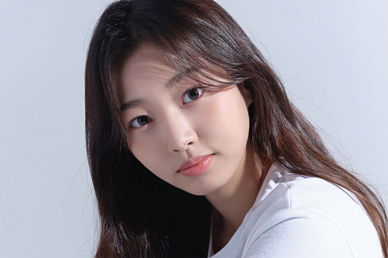 Lee Ha Eum, TWICE’i Jihyo õde, kirjutab Starhaus Entertainmentile alla kui algaja näitlejanna