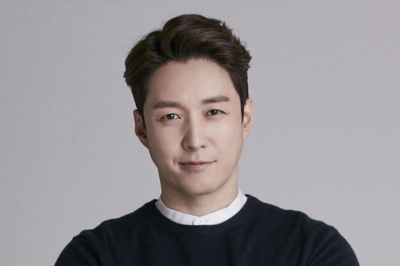 Shim Hyung Tak annonce son mariage avec une petite amie non célèbre + les préparatifs de mariage seront révélés par 'Lovers Of Joseon'