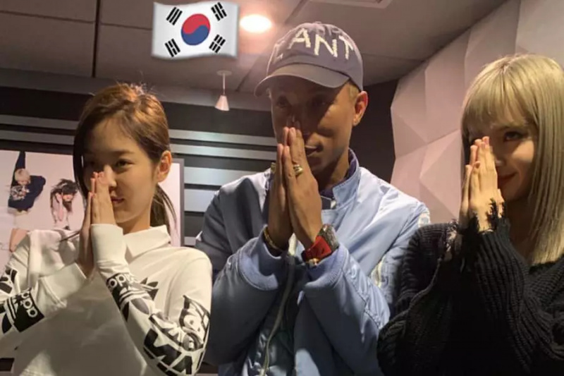 BLACKPINK Dženija un Liza pozē kopā ar Farelu Viljamsu