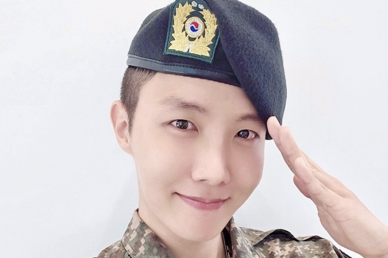 BTS's J-Hope naar verluidt gepromoveerd tot assistent-instructeur + BIGHIT-MUZIEK Kort commentaar
