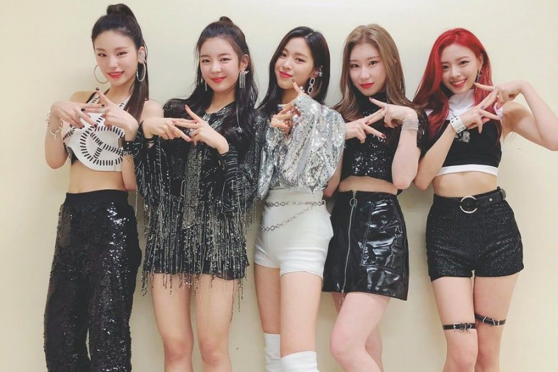ITZY nói về sự hỗ trợ từ các nghệ sĩ JYP và phản ứng đầu tiên đối với tên nhóm